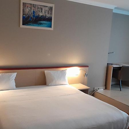 Hotel Taormina Brussels Airport Завентем Екстериор снимка