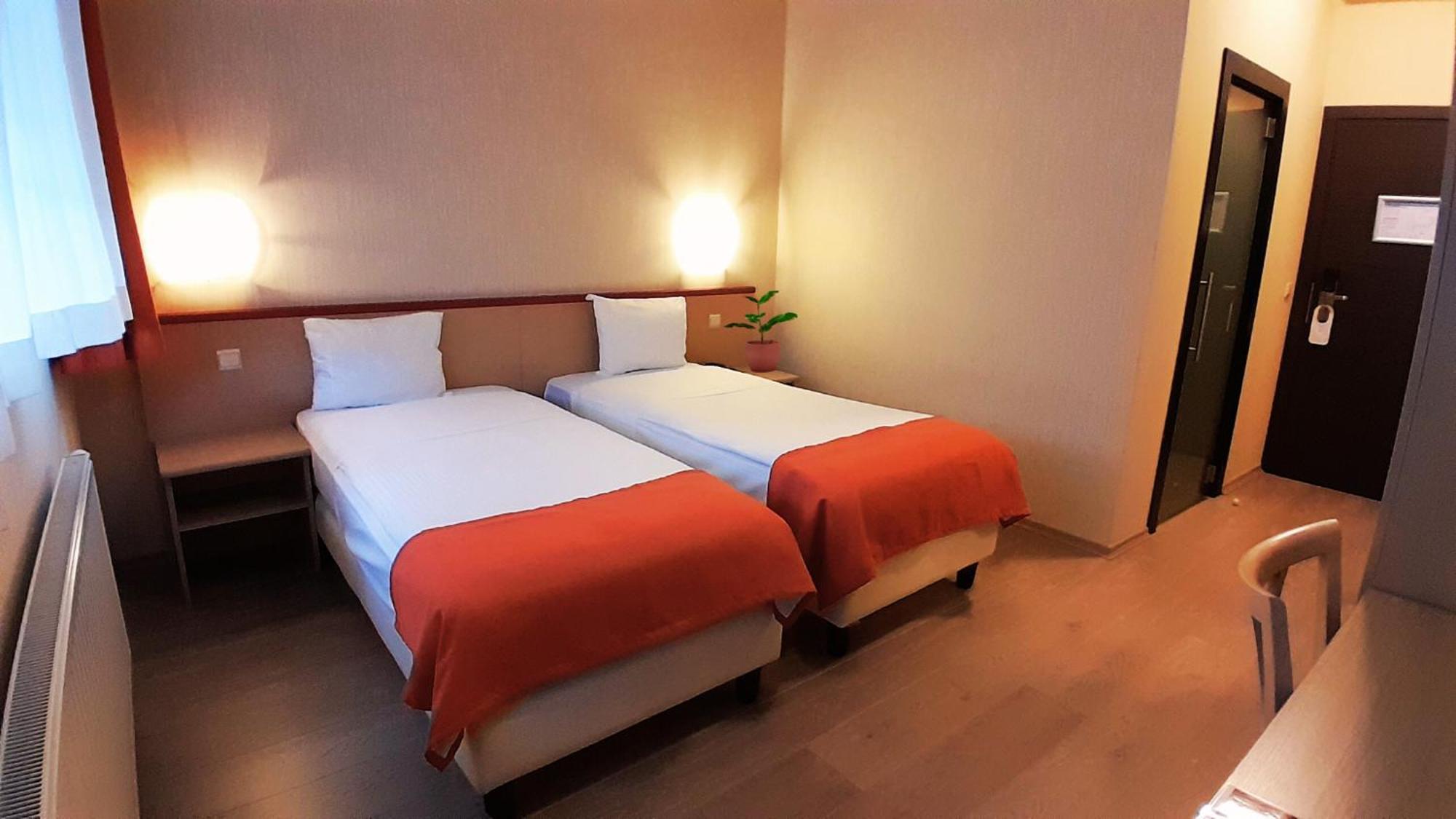 Hotel Taormina Brussels Airport Завентем Екстериор снимка